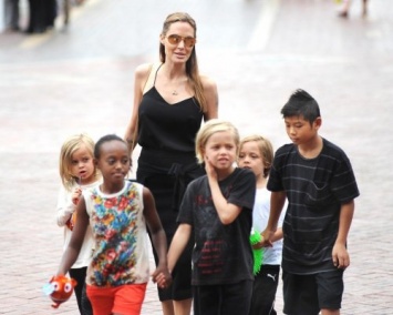Анджелина Джоли вместе с детьми начали семейную терапию