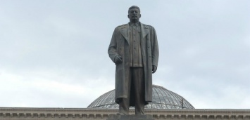 Декоммунизация по-русски: в Сургуте убрали памятник Сталину (фото)