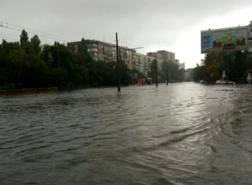 Улицы Одессы уходят под воду из-за сильного дождя