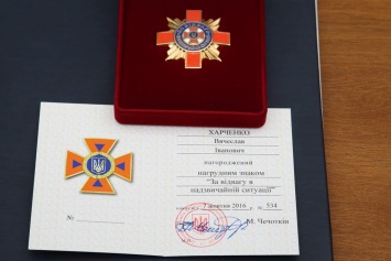 В Киеве наградили патрульного, который спас семью во время пожара на ул. Жолудева