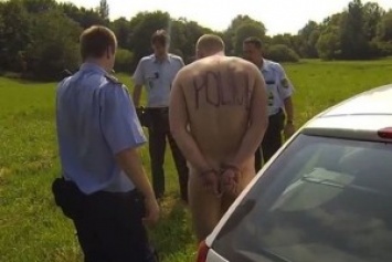 «Обнаженка» на мотоцикле: в Чехии полицейским пришлось догонять нестандартного мотоциклиста