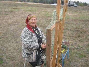 В Днепре три женщины преклонного возраста плетут «кикиморы» для наших защитников