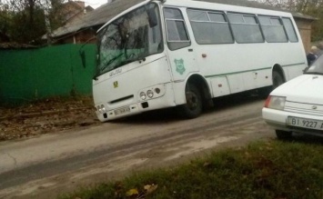 В Полтаве автобус с людьми провалился в яму (фото)