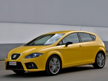 Автомобиль SEAT Leon Cupra появился на снимках практически без камуфляжа