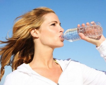 Ученые рассказали, действительно ли людям нужно два литра воды в день