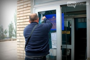 Кто разбил окна в Славянском ЗАГСе выясняет полиция
