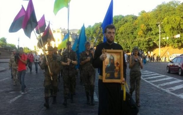 В Киеве прошло шествие, участники которого требовали официально признать факт войны (ФОТО, ВИДЕО)