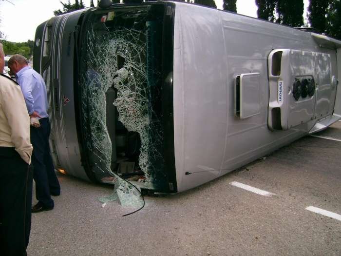 В Японии перевернулся туристический автобус, 14 человек пострадали
