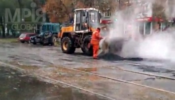Запорожские коммунальщики продолжают использовать уникальную технологию ремонтов дорог (ВИДЕО)