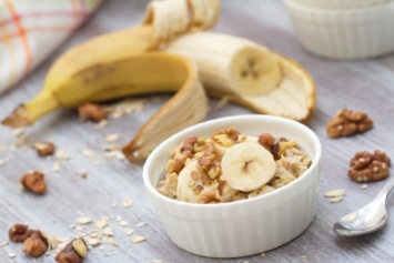 Полезный завтрак из овсянки с бананом и грецкими орехами