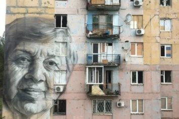 В Авдеевке нарисовали портрет учительницы украинского на разрушенном доме - "Да, вы можете обстрелять нас, разрушить наши дома, но мы никуда не уйдем с нашей родины"