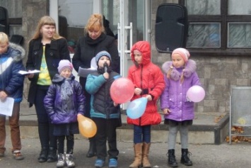 В Доброполье прошло открытие детской площадки (ФОТО)