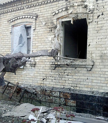 Опубликованы фото последствий артобстрелов боевиками Марьинки и Красногоровки