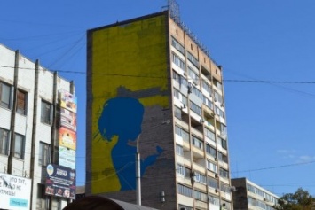 На площади Пушкина в Запорожье почти нарисовали патриотичный мурал, - ФОТО