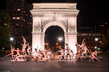 Сотни балерин по всему миру разделись для грандиозной фотосессии (фото)