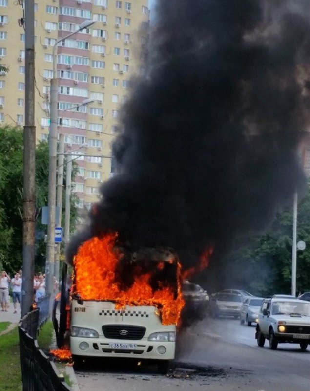 В Ростове-на-Дону во время движения загорелся маршрутный автобус