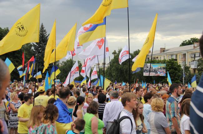 В Краматорске массово спели гимн Украины на площади в честь годовщины освобождения города от боевиков (видео)