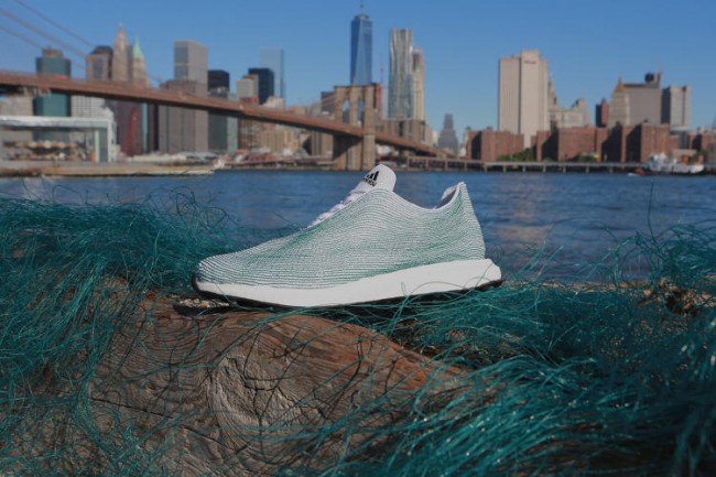 Adidas выпустил кроссовки из океанского мусора