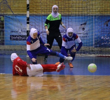 Женская сборная России по мини-футболу сыграла с иранской в хиджабах