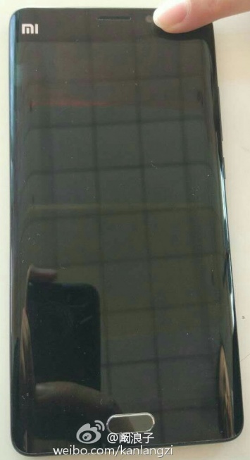 В Сети появились первые реальные фотографии смартфона Xiaomi Mi Note 2 в черном цвете