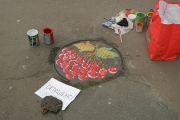 Четыре десятка люков в центре Чернигова раскрасили две местные художницы