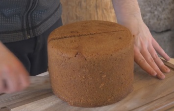 Житель Исландии печет "вулканический" хлеб в горячем источнике