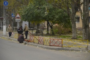 Опасную улицу на одесских Черемушках оградили от пешеходов (ФОТО)