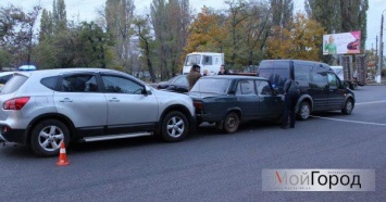 В Николаеве на проспекте Богоявленском столкнулись три автомобиля: образовалась огромная пробка