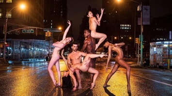Разврат или искусство: танцоры разделись на улицах всего мира