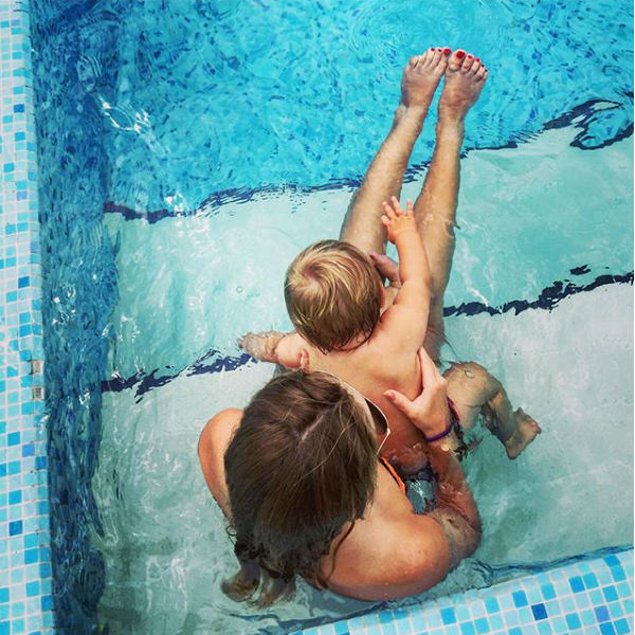 Татьяна Навка показала младшую дочь во время заплыва в Сочи