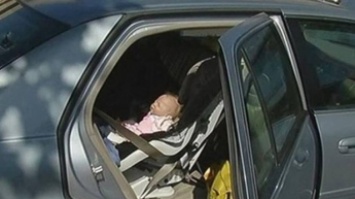 В США женщина "воспитывает" силиконового малыша (фото)