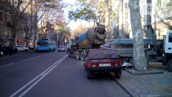 В Одессе рабочие перекрыли грузовиками движение на Ришельевской (ФОТО)