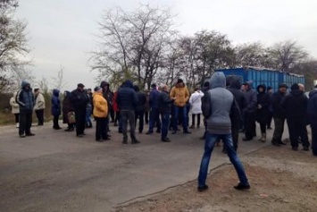 Жители нескольких сел перекрыли трассу на Днепр, протестуя против захвата их земли