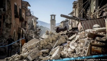 Новое землетрясение в Италии разрушило здания и памятники