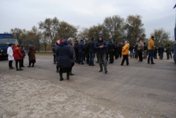 Гнев народа: на Днепропетровщине люди блокировали движение по трассе из-за того, что у них украли землю (ФОТО, ВИДЕО)