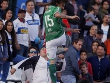 Чилийский футболист избил кричавшего ему оскорбления фана