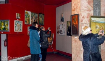 В Каменском открылась уникальная выставка художника-портретиста