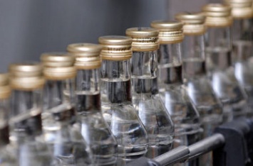 В Запорожье оштрафовали продавца магазина, сбывавшего паленую водку