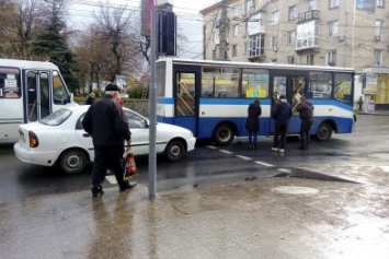 В Кропивницком легковой автомобиль врезался в автобус ФОТО