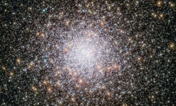 NASA опубликовало необычное фото шарового скопления NGC 362