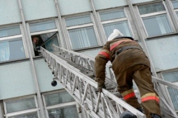 Терновские спасатели вскарабкались по лестнице, проникли в квартиру, а там - труп