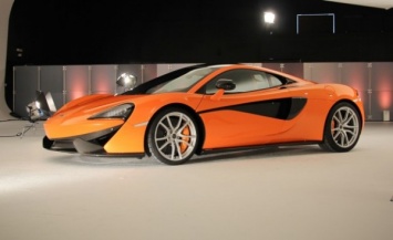 Фотошпионам удалось запечатлеть гоночную панель McLaren P14