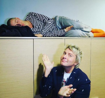 Во время гастролей актеры Николая Баскова спят на шкафах