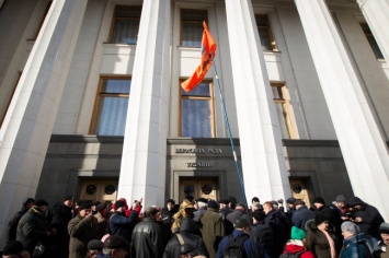 В Киеве под зданием ВР одновременно проходит два митинга