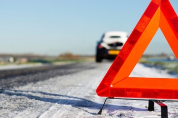 Mercedes в центре Москвы врезался в автобусную остановку