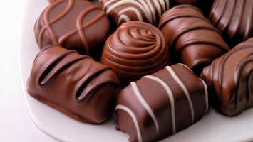 Ученые выяснили, насколько опасно объедаться конфетами