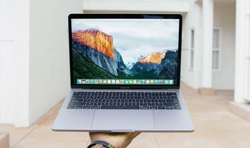 Razer троллит Apple из-за отсутствия слота для SD-карт в новом MacBook Pro