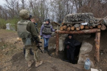 Украинские журналисты попали под обстрел на окраинах Мариуполя (ВИДЕО, ФОТО)