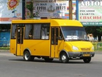 В Николаеве быдло-маршрутчик выгнал школьницу из салона авто из-за маникюра