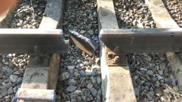 Расхитители металлолома едва не пустили под откос поезд на границе Николаевской области